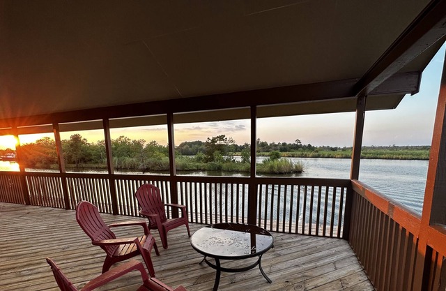 Affordable Luxury waterfront—Ideal work oasis central to SETX refineries!