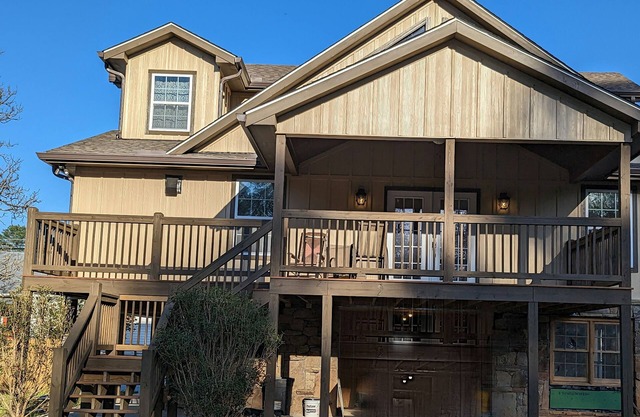 Affordable Rustic Modern Family Home-5 minutes to Town!