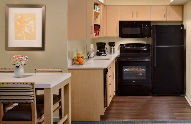 Affordable Suite with Full Kitchen, Seasonal Pool and Pet-Friendly