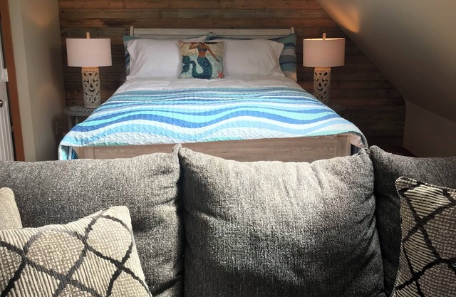 Affordable Sunny Queen Studio Apartment with Private Entrance and Fast WiFi