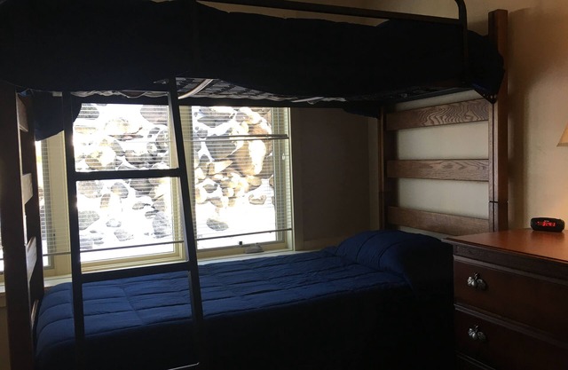 Affordable Two Bedroom Family Getaway. Ski/Golf/Boating/Leisure