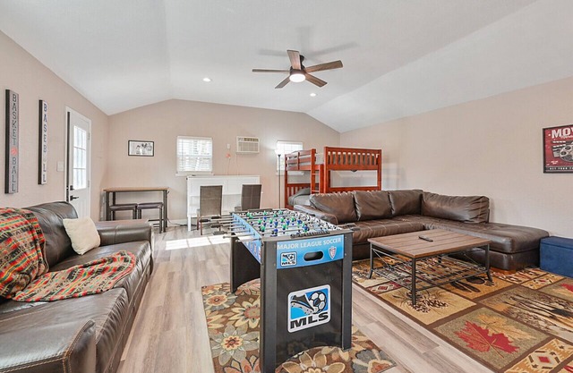 Aggie Fan Cave - Minutes to Kyle Field+BigBackyard