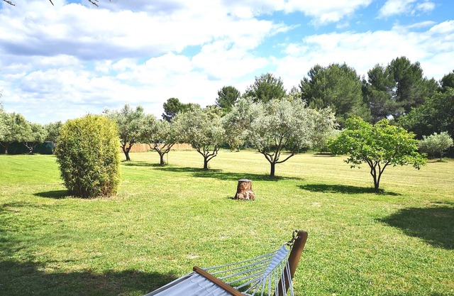 Air-conditioned villa sleeps 10 private pool wifi very large garden with trees