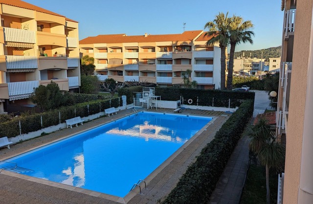 Air-conditioned T2 apartment 5 minutes' walk from Les Sablettes beach LLS1