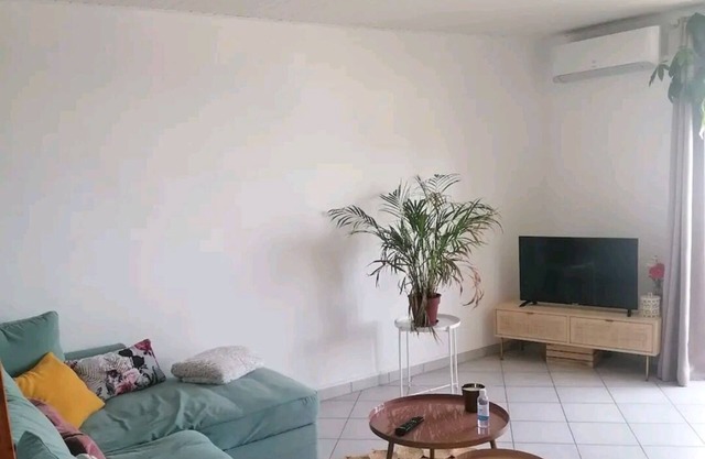 Air-conditioned apartment 10' from the beach