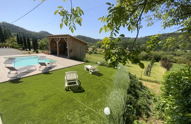 Air-Conditioned Cottage with Shared Pool and WiFi in Dordogne