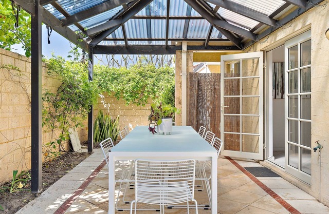 Air conditioned house near city and beach with secure garage