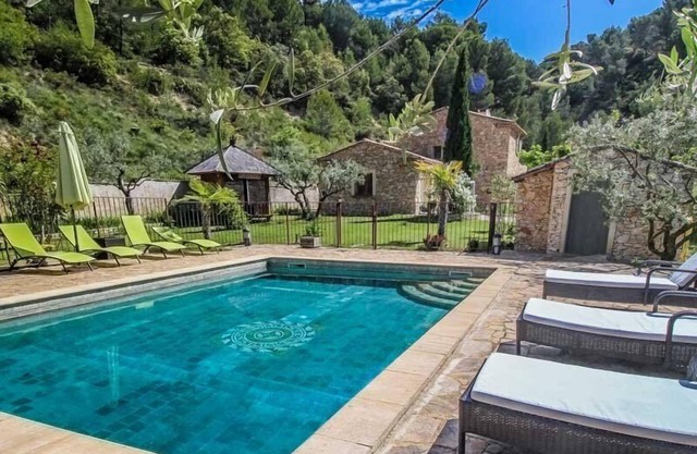 Air-conditioned Mas provençal in Le Barroux, Mont-Ventoux, Vaucluse with fenced pool, pets.