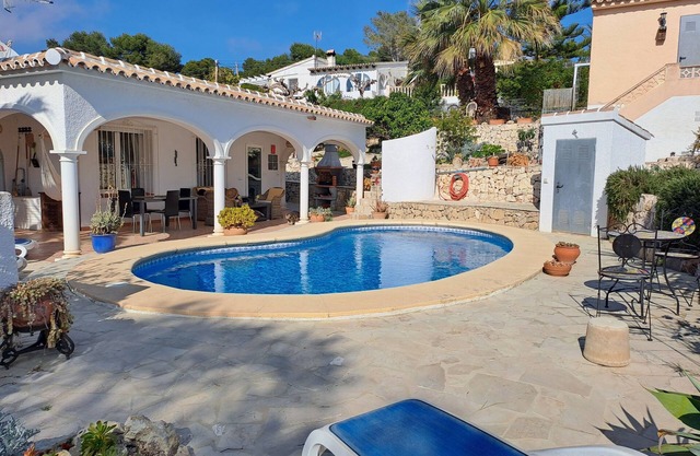 Air-conditioned villa, 2 bedrooms, 2 bathrooms, WIFI, private pool and parking, near beaches
