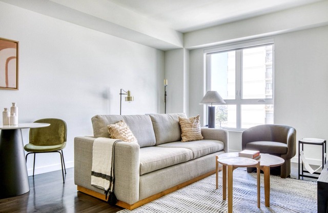 Airy Long Beach Studio w/Pool & Gym, walk to Ocean Blvd, by Blueground