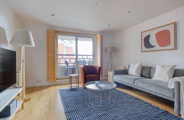 Airy Maida Vale 2BR w/Parking, near Market & Transport, by Blueground