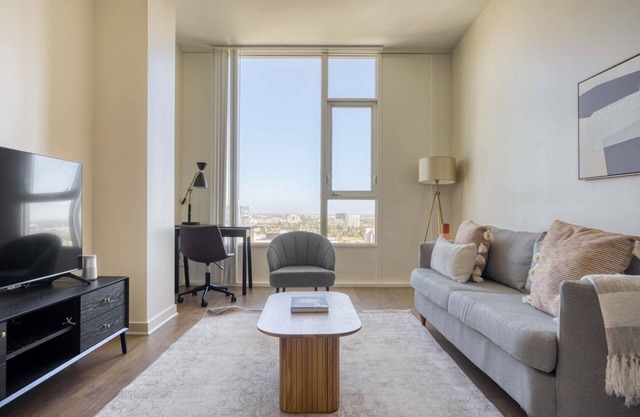 Airy San Jose 1BR w/Pool, W/D & Gym, easy highway access, by Blueground