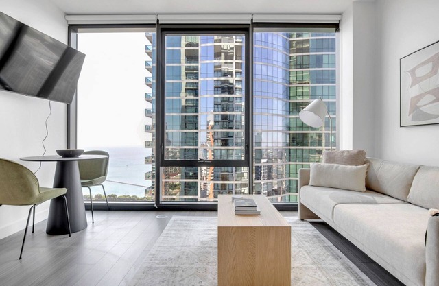 Airy South Loop Studio w/Pool, Gym & Spa, nr Grant Park, by Blueground