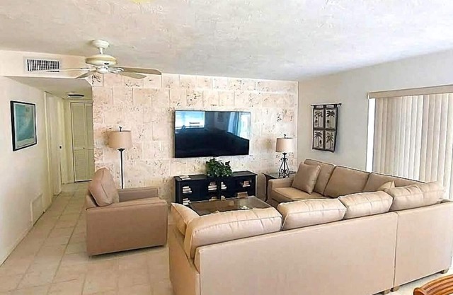 Airy Upper Half Duplex - Key Colony Beach. Dock, Pool Club & beach 1 block away