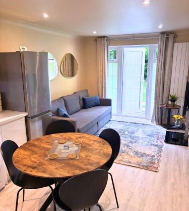 Aisiki Stays Apartments at Colindale, Ground Floor, 2-Bedroom & 1-Bathroom, Pet-Friendly, with Free Wi-Fi & Parking Space