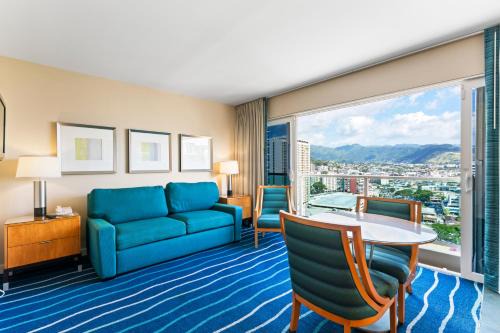 Ala Moana Hotel 1 bedroom sleeps 4 with King bed