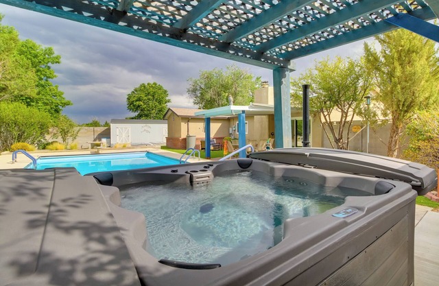 Albuquerque Oasis: Pool, Hot Tub & Putting Green!