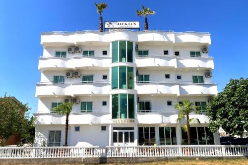 Alek Lux Apartments & Restaurant