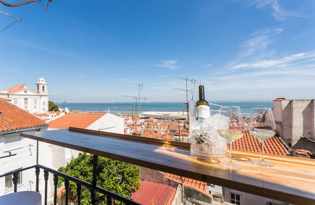 Alfama Vintage Studio Apartment w/RiverView - by LU Holidays