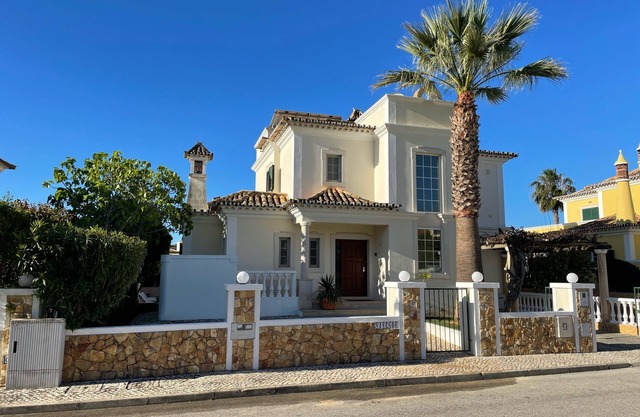 Algarve, Almancil: Fully secluded villa with private pool urb. Varandas do Lago.