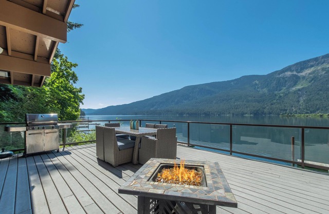 All About the Lake-Lakefront, Hot Tub, Dogs, Dock