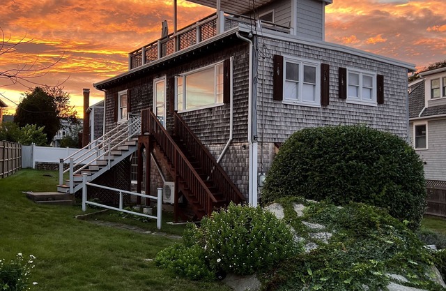 All-Season Beach Haven - walk to two beaches!