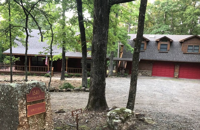 Almost Heaven a real "Honest Abe" Log Cabin in Tannenbaum Resort!