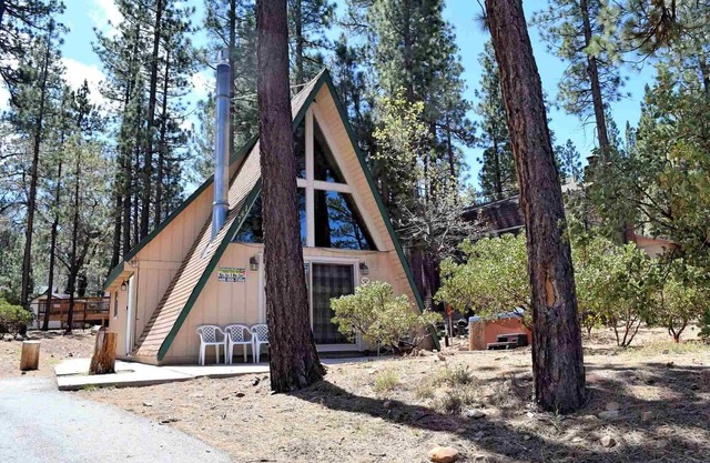 Almost Summit by Destination Big Bear : Hot Tub! Near Snow Summit! Wifi! Adorable! Large Yard! Cable TV! Fireplace!