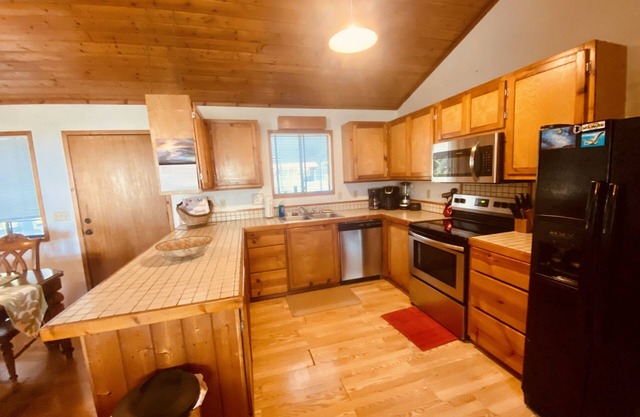Aloha Hideaway in Hawaiian Beaches . Walking distance to the ocean!