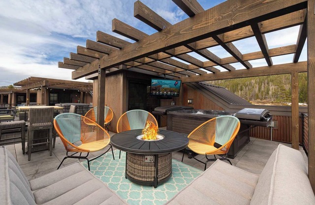 Alpenglow Retreat | Riverfront Downtown HotTub