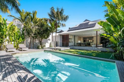 Alpha Luxe - Pet Friendly Luxury Home and Heated Pool