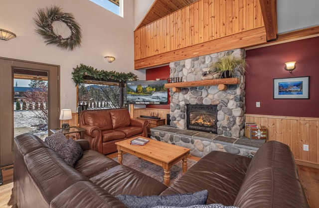 Alpine Acres-Sleeps 10, Hot Tub, Game Room, BBQ