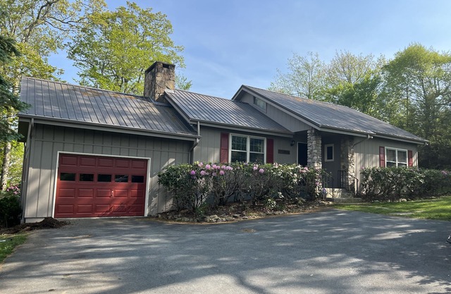 Alpine Bliss - Walk to slopes, dog friendly, fenced yard!