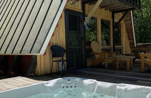 Alpine Chalet with outdoor Jacuzzi 1 mile from ski lifts