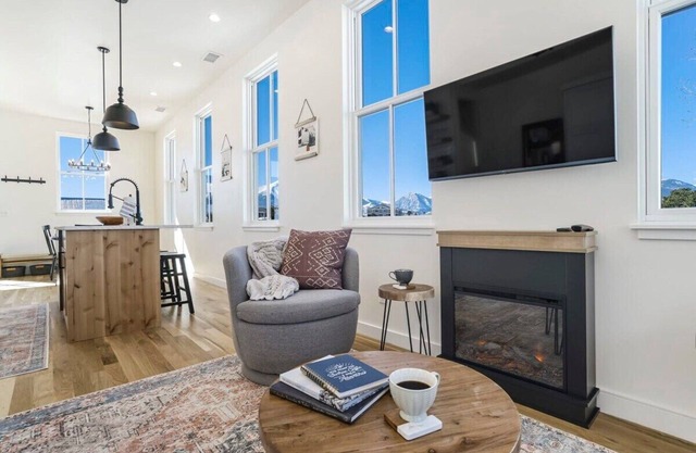Alpine Estate! DT Villa w 3 Full Kitchens & Views!