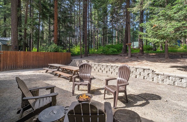 Alpine Getaway-Hot Tub, Dogs OK, Propane Firepit