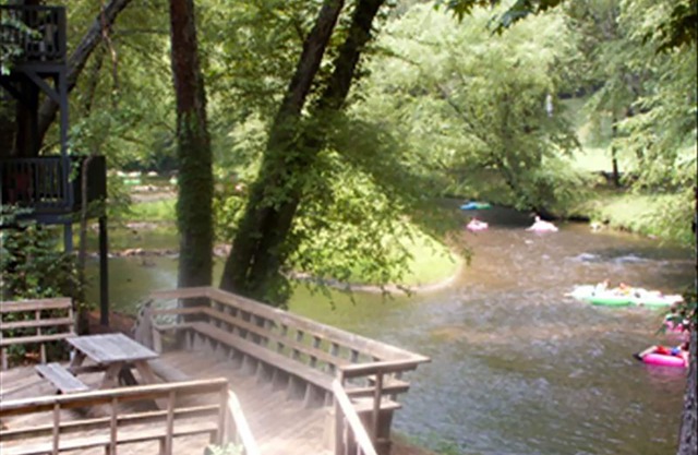 Alpine Riverside Retreat Downtown Helen, 2 King Suites, 3 full Baths