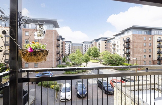 ALTIDO stylish 2bed flat w/balcony & free parking