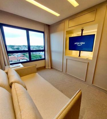 Alto Luxo - Cama King Simmons e 2 Smartv