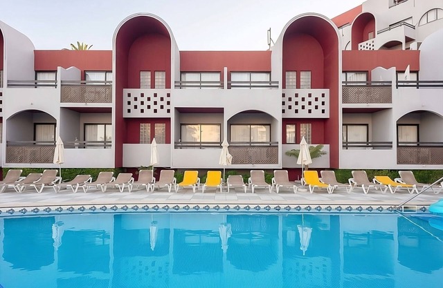 Always a Great Idea To Unwind! Beach Access, Outdoor Pool and Spa, Free Parking!