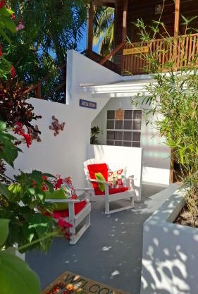 Amanda's Place Green Studio - pool and tropical garden
