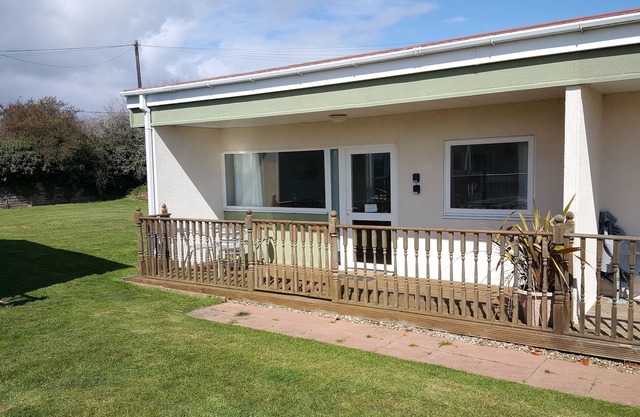 'AMANECER' - Modern two-bedroomed chalet located on Rainbows End Park, Bacton.