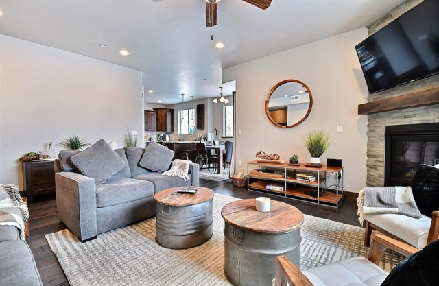 Amazing 3BR w/New Furnishings & Hot Tub|Mins. away from Deer Valley/Park City!