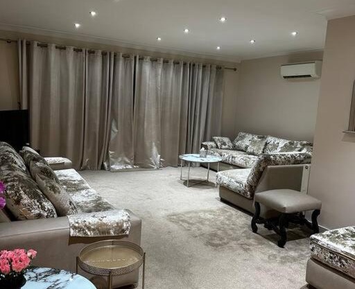 Amazing 4 Bedrooms family home with free parking