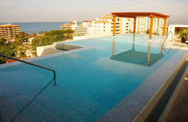 AMAZING 5* 1BR 2BA 5min to Beach FAB rooftop pool & jacuzzi by restaurant row.