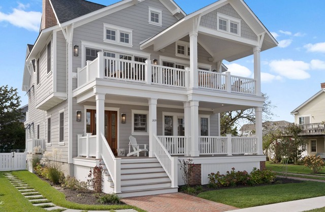 Amazing 6 Bedroom 5.2 Bath Home!