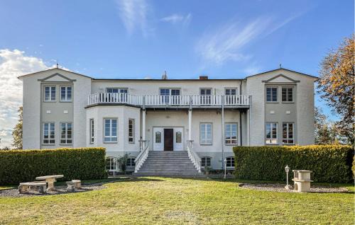 Amazing Apartment In Hohen Wieschendorf