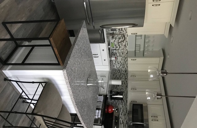Amazing Bright Big Window Loft Heart of Eastport
