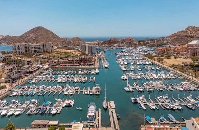 Amazing Cabo Marina condo with private jacuzzi