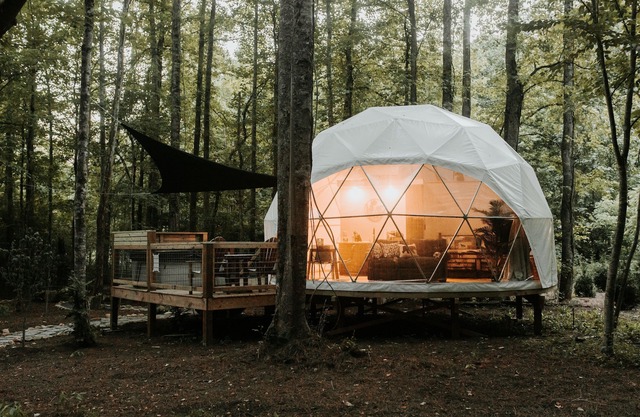 Amazing Creekside Glamping Dome in Park-Like Setting with Hot Tub & A/C!